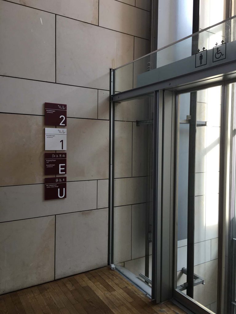 Leitsystem an den Fahrstühlen